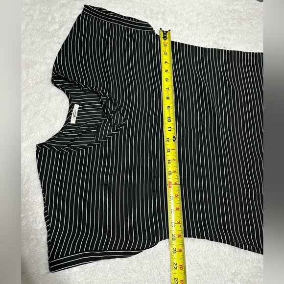 Maurices Black and White Striped Short Sleeve Shirt size Medium - Picture 4 of 8